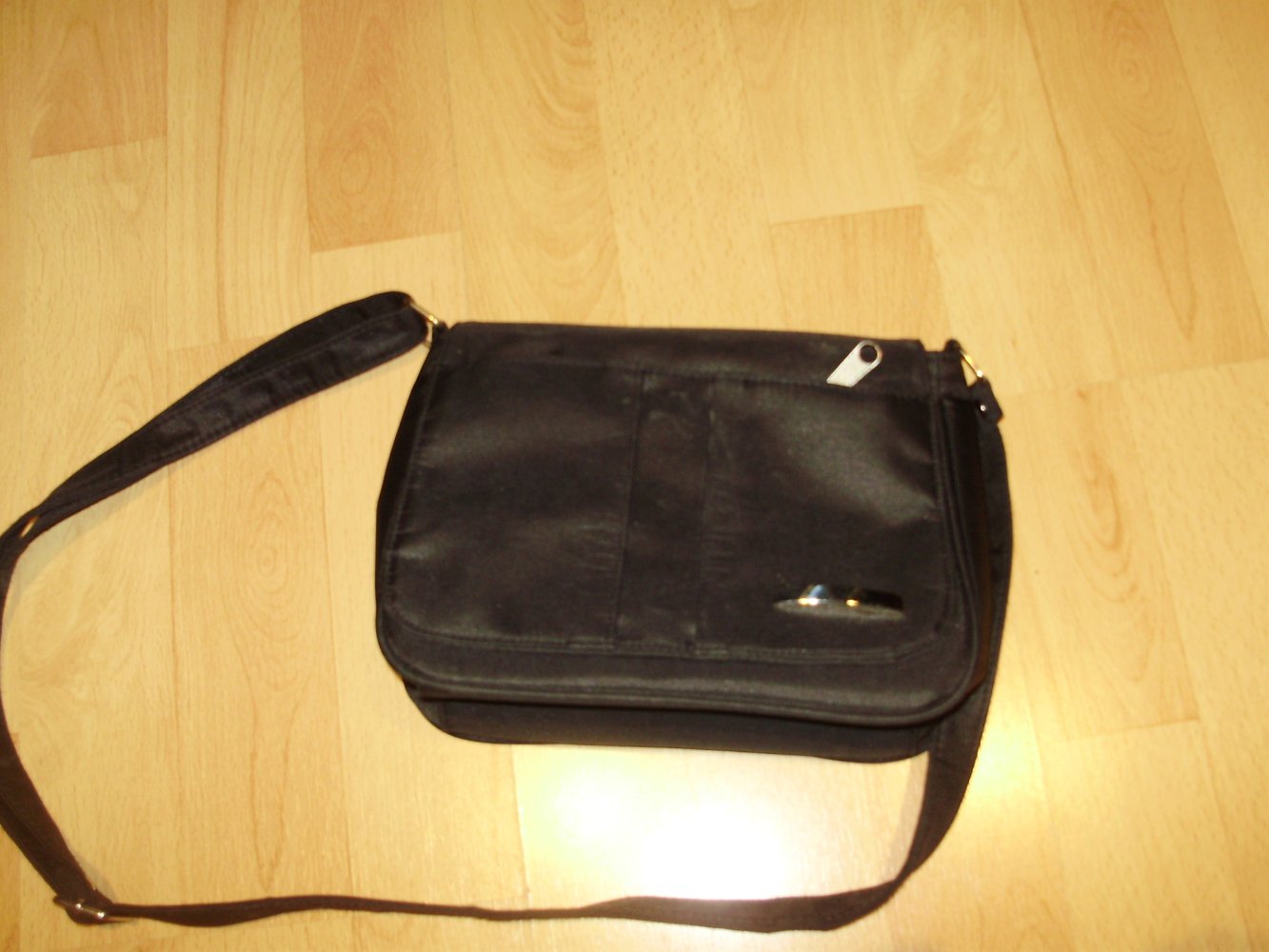 Tasche schwarz klein verstellbarer Gurt viele Taschen