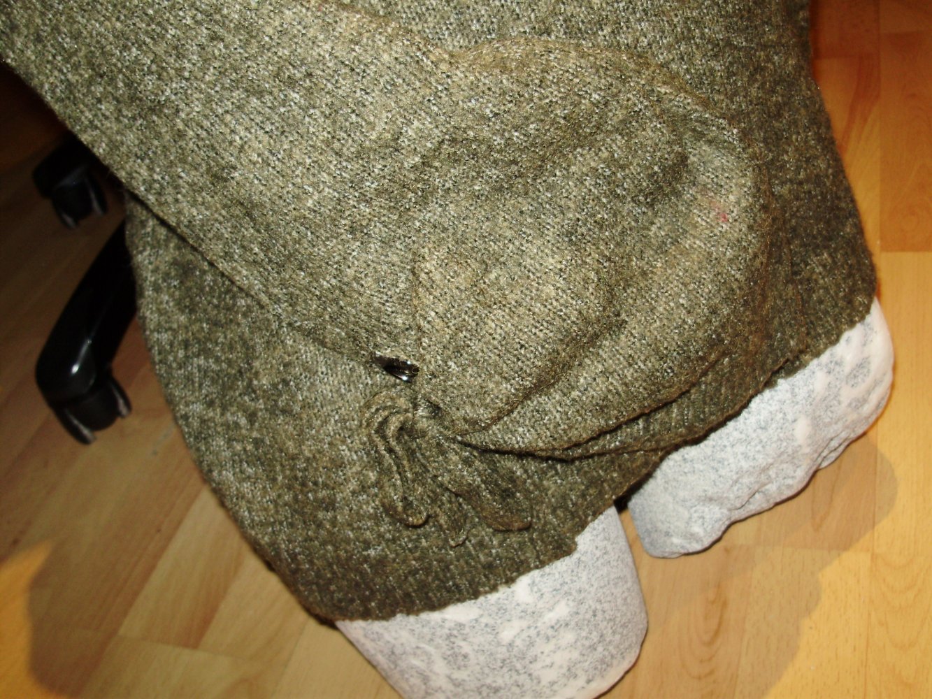 Reserved Pullover grün meliert kuschelig interessante Ärmel oversize Gr S