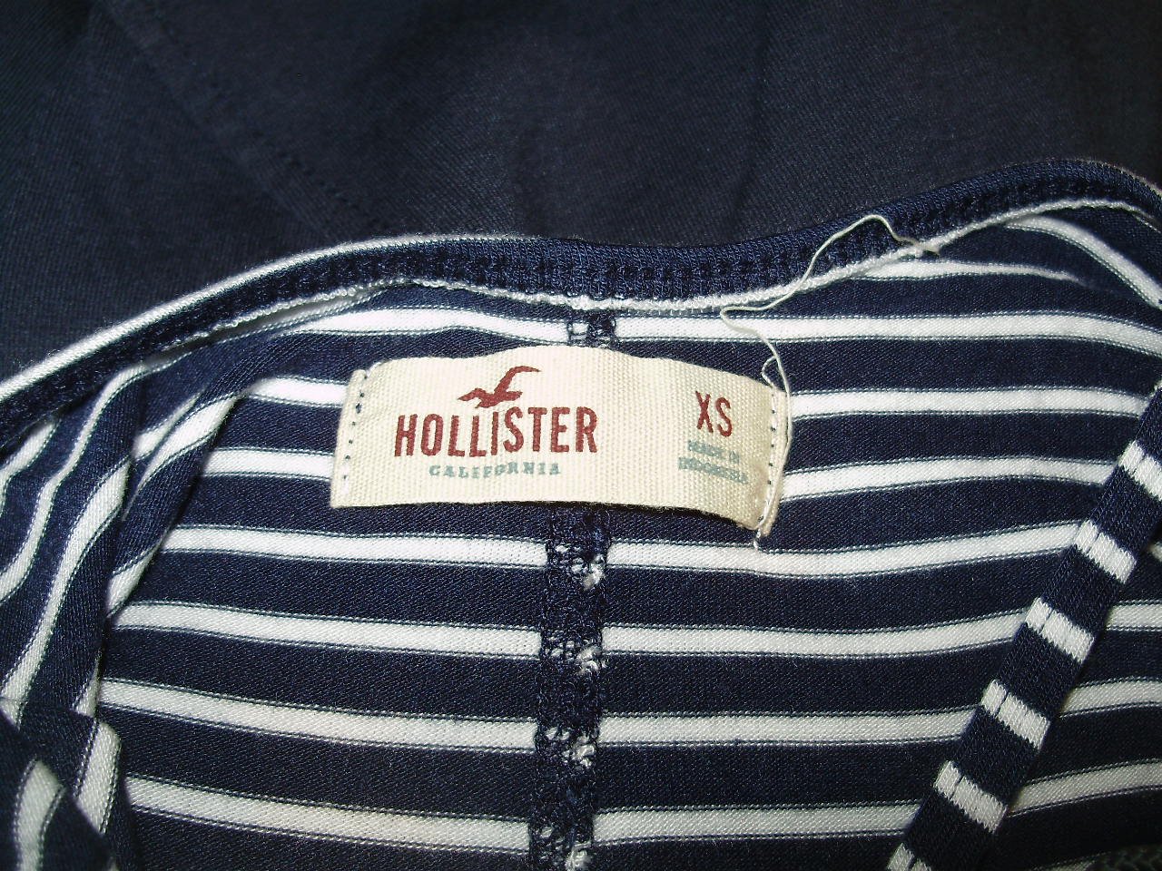 Hollister Top blau weiß Streifen Blumen interessanter Rückenausschnitt XS = S Wie neu