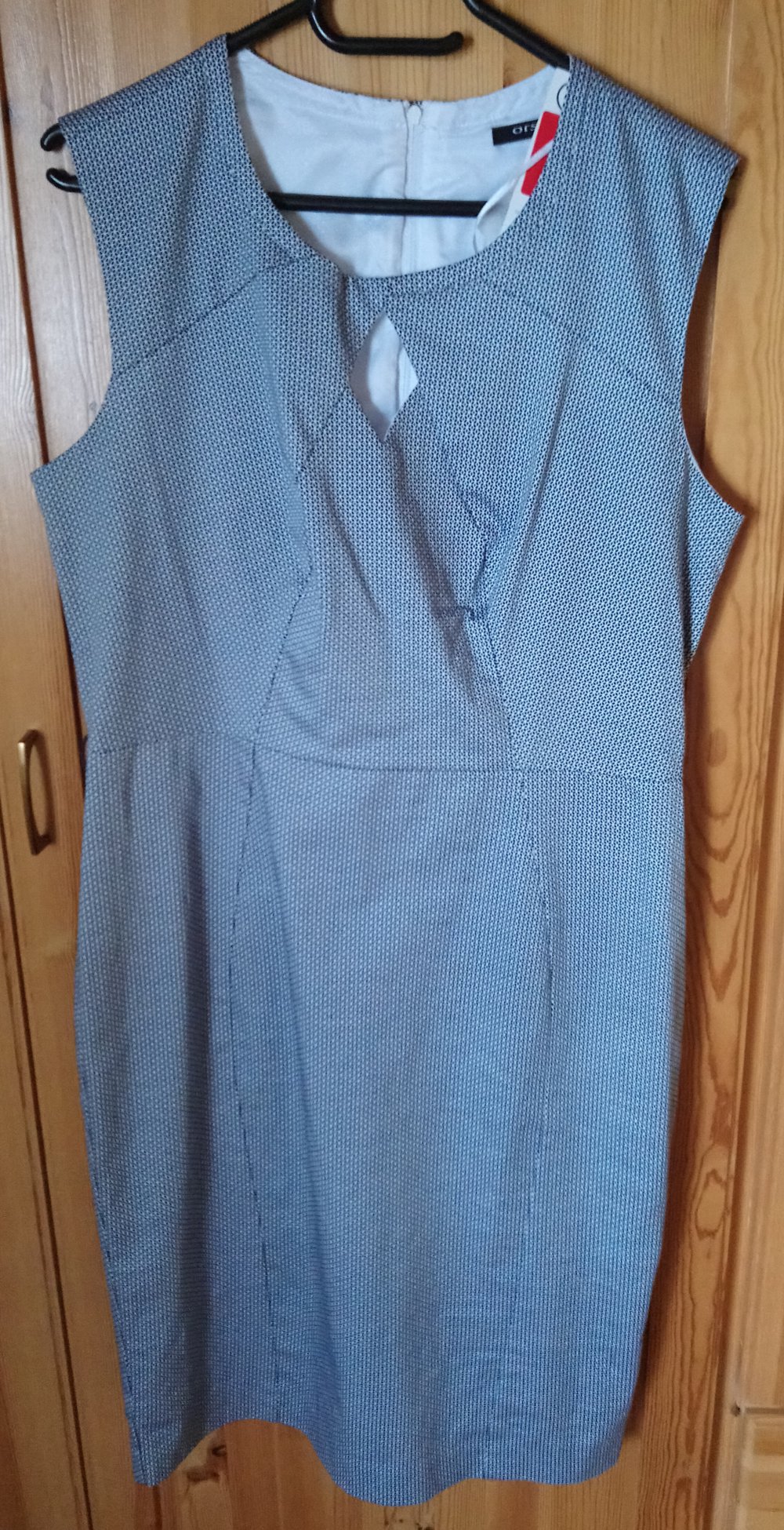 Grau weißes Kleid