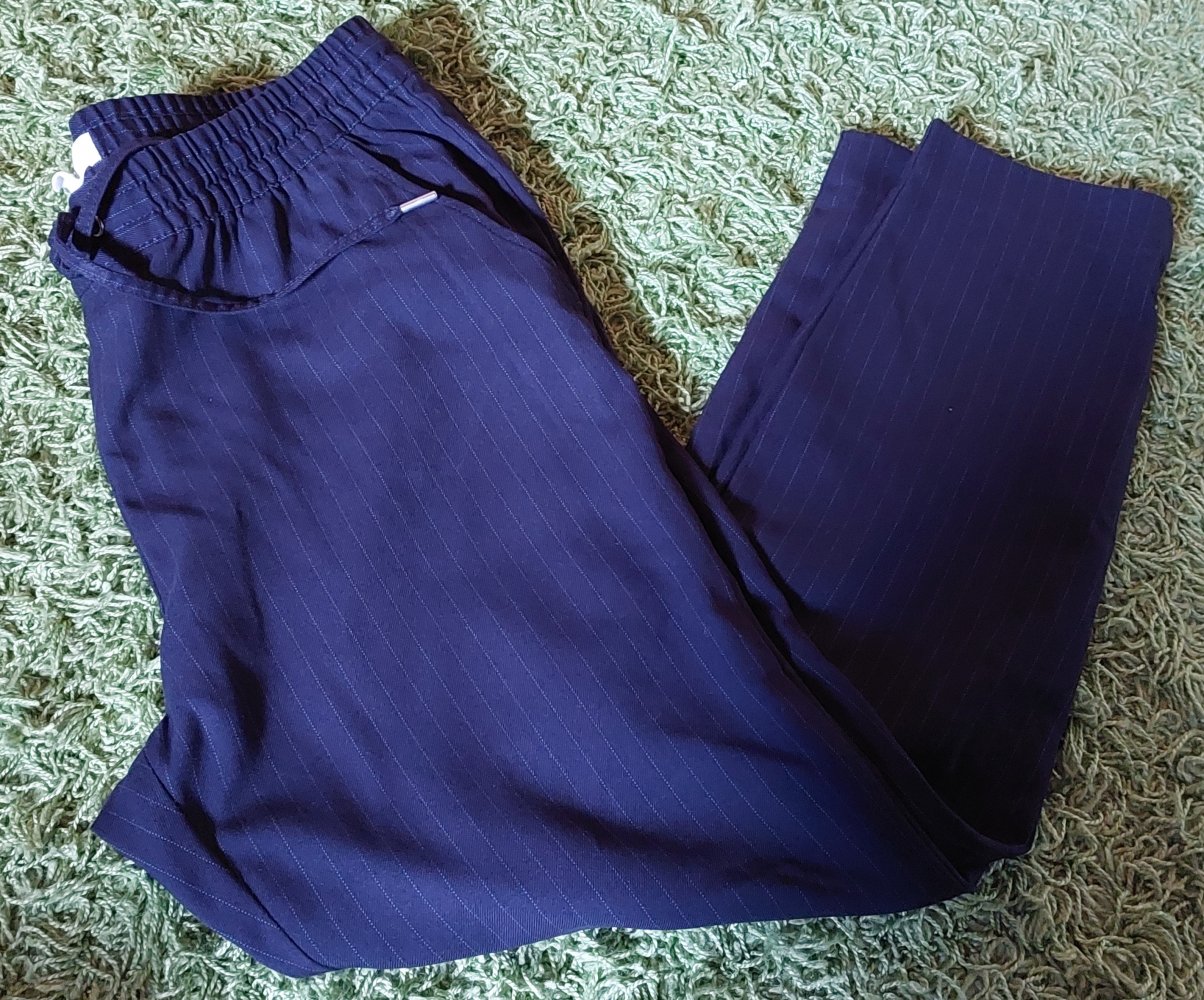 Blaue Stoffhose