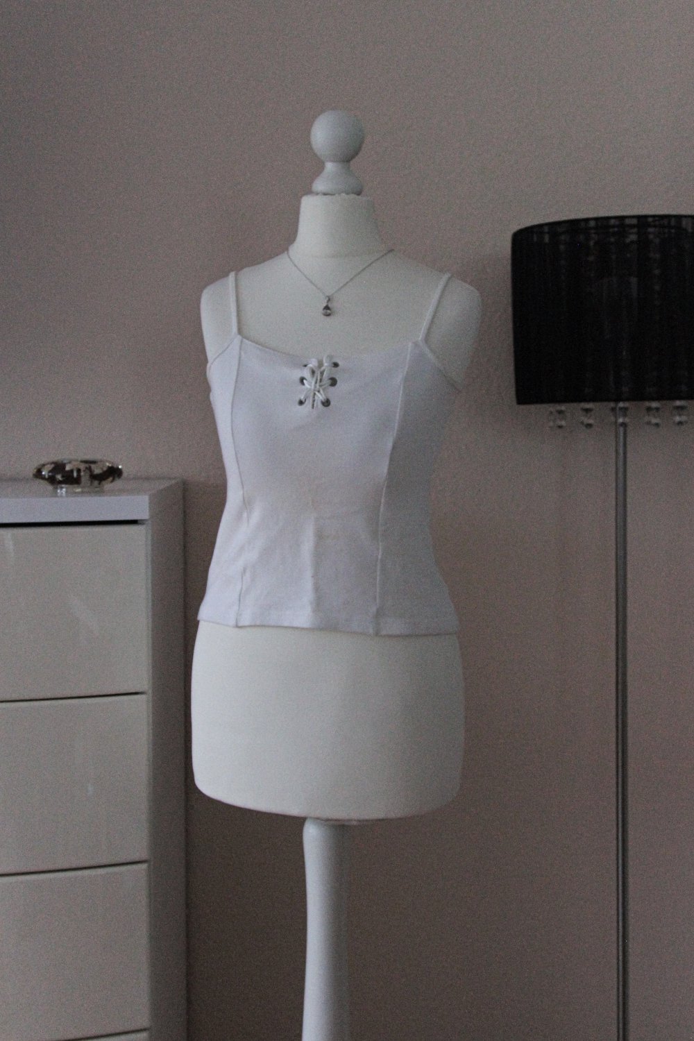 Weißes Top mit kleinen Details / Band zum Binden