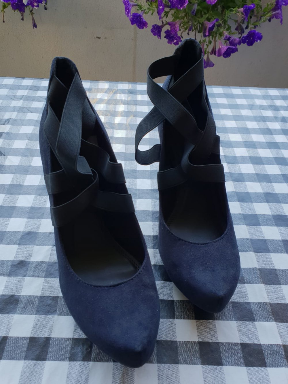 Elegante schwarze Pumps mit übrkreuzten Gummibändern