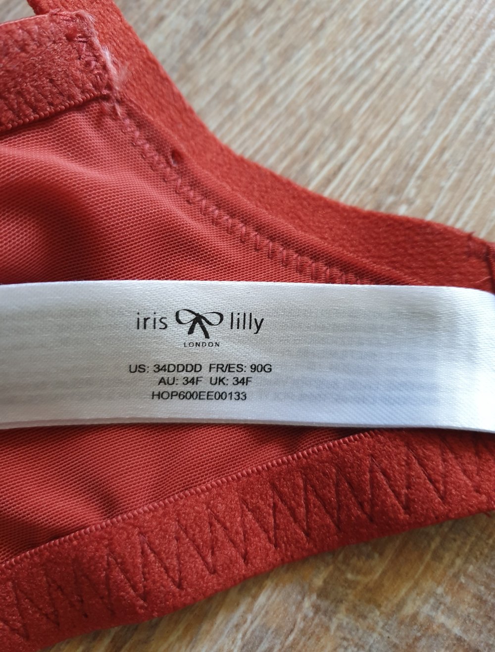 Rostroter, wattierter BH, teilweise mit Spitze von Iris & Lilly