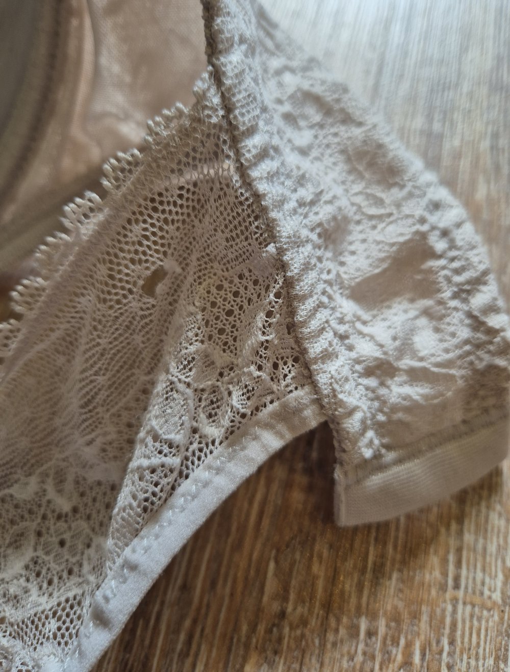 Grau-beiger BH mit Racerback aus Spitze