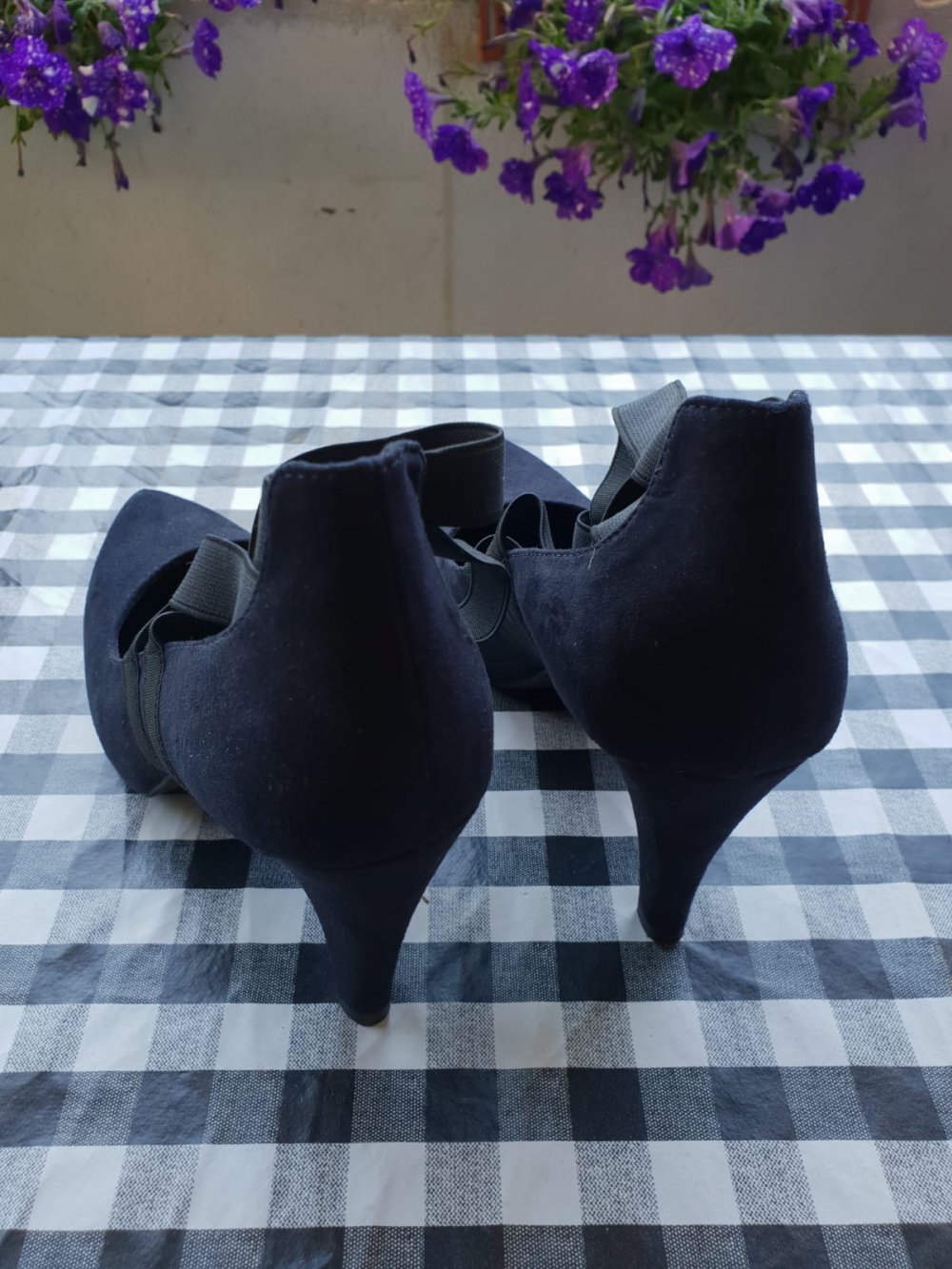 Elegante schwarze Pumps mit übrkreuzten Gummibändern