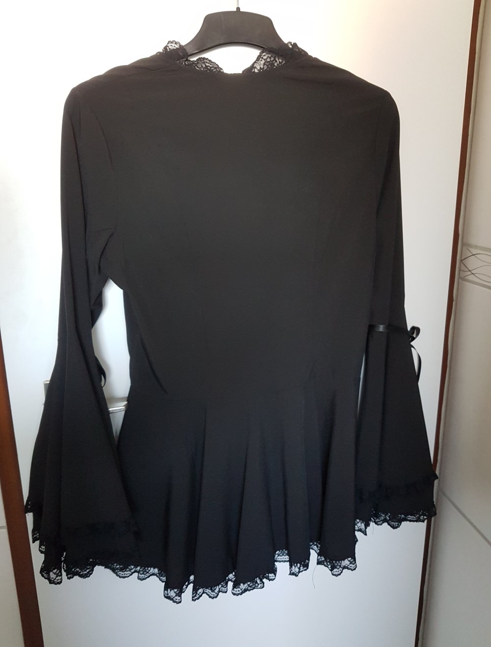 Schwarze Bluse langärmlig Spitze Schnürung Schößchen Satin