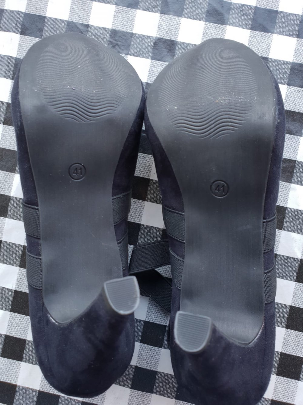 Elegante schwarze Pumps mit übrkreuzten Gummibändern