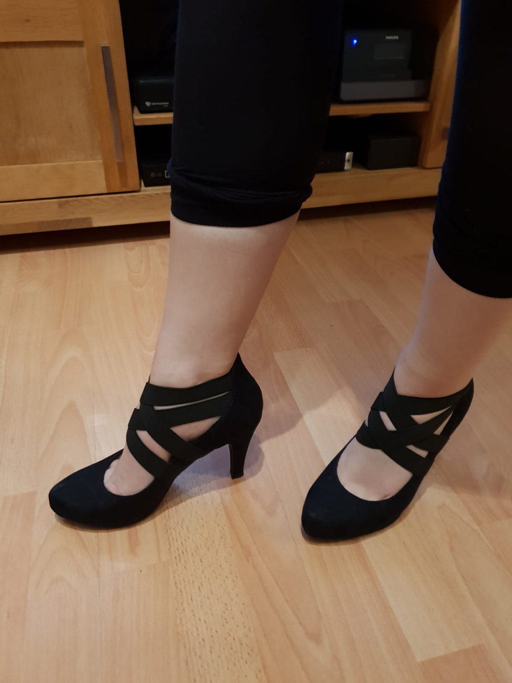 Elegante schwarze Pumps mit übrkreuzten Gummibändern