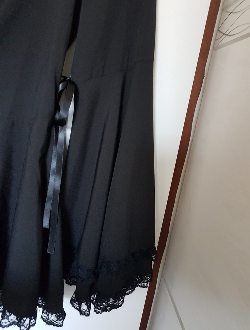 Schwarze Bluse langärmlig Spitze Schnürung Schößchen Satin