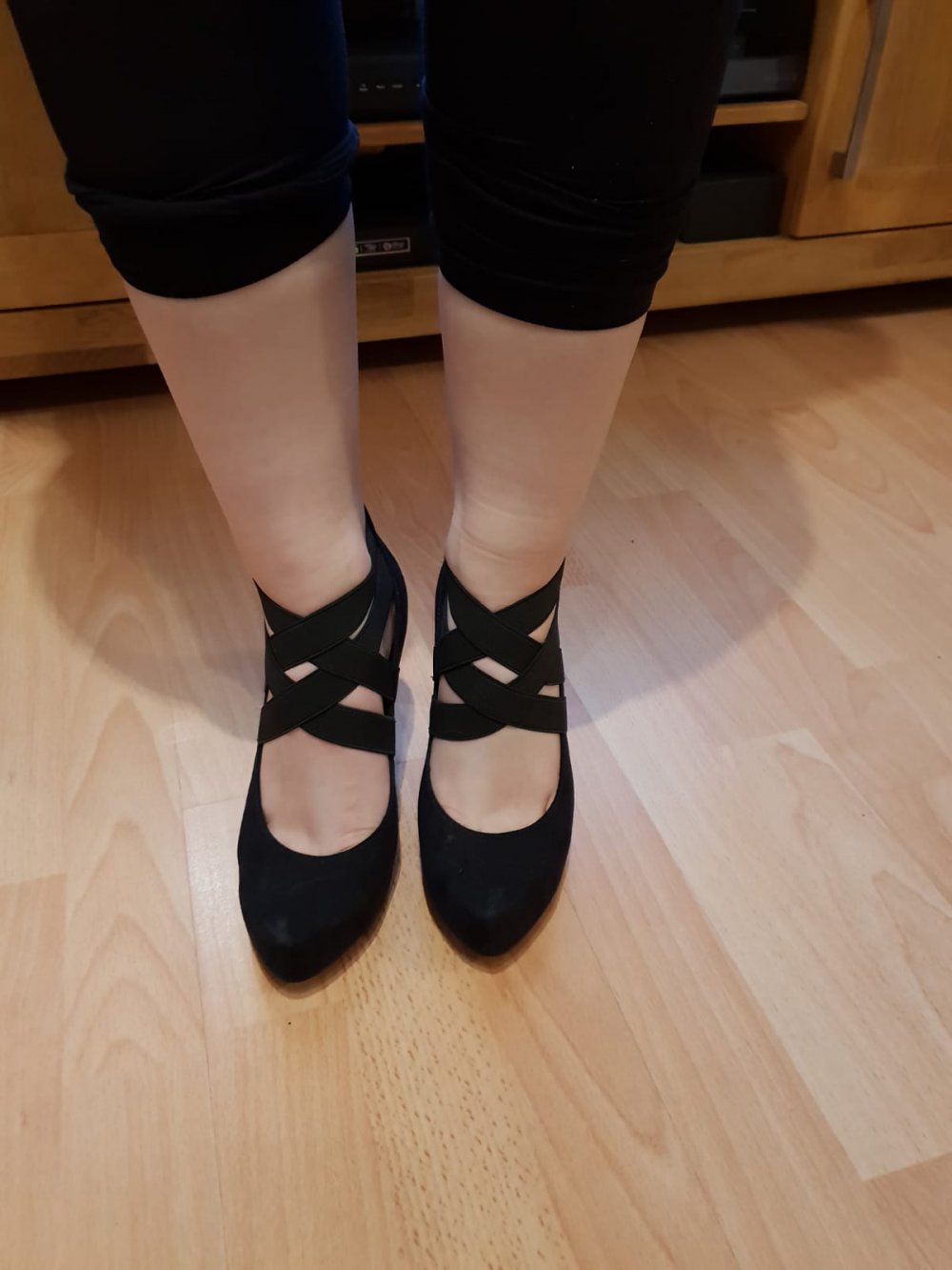 Elegante schwarze Pumps mit übrkreuzten Gummibändern