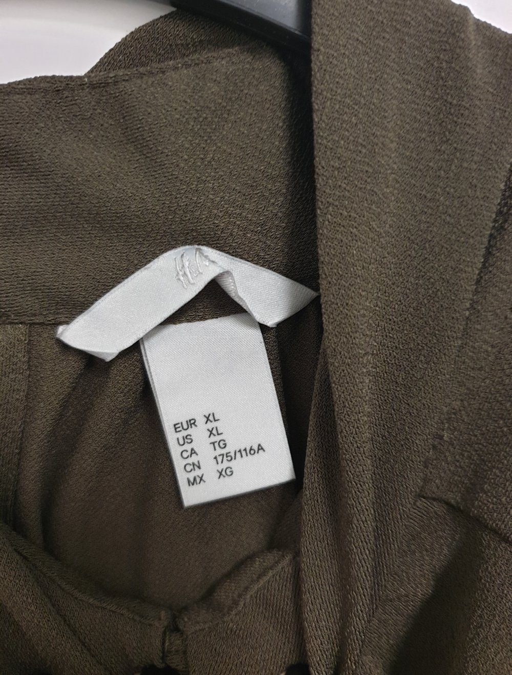 Khakifarbene, ärmellose Bluse mit Cutout im Dekolleté und Rücken