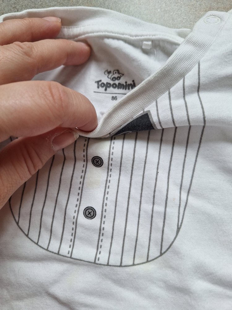 Weißes Langarmshirt mit aufgedruckter Fliege, Gr. 86