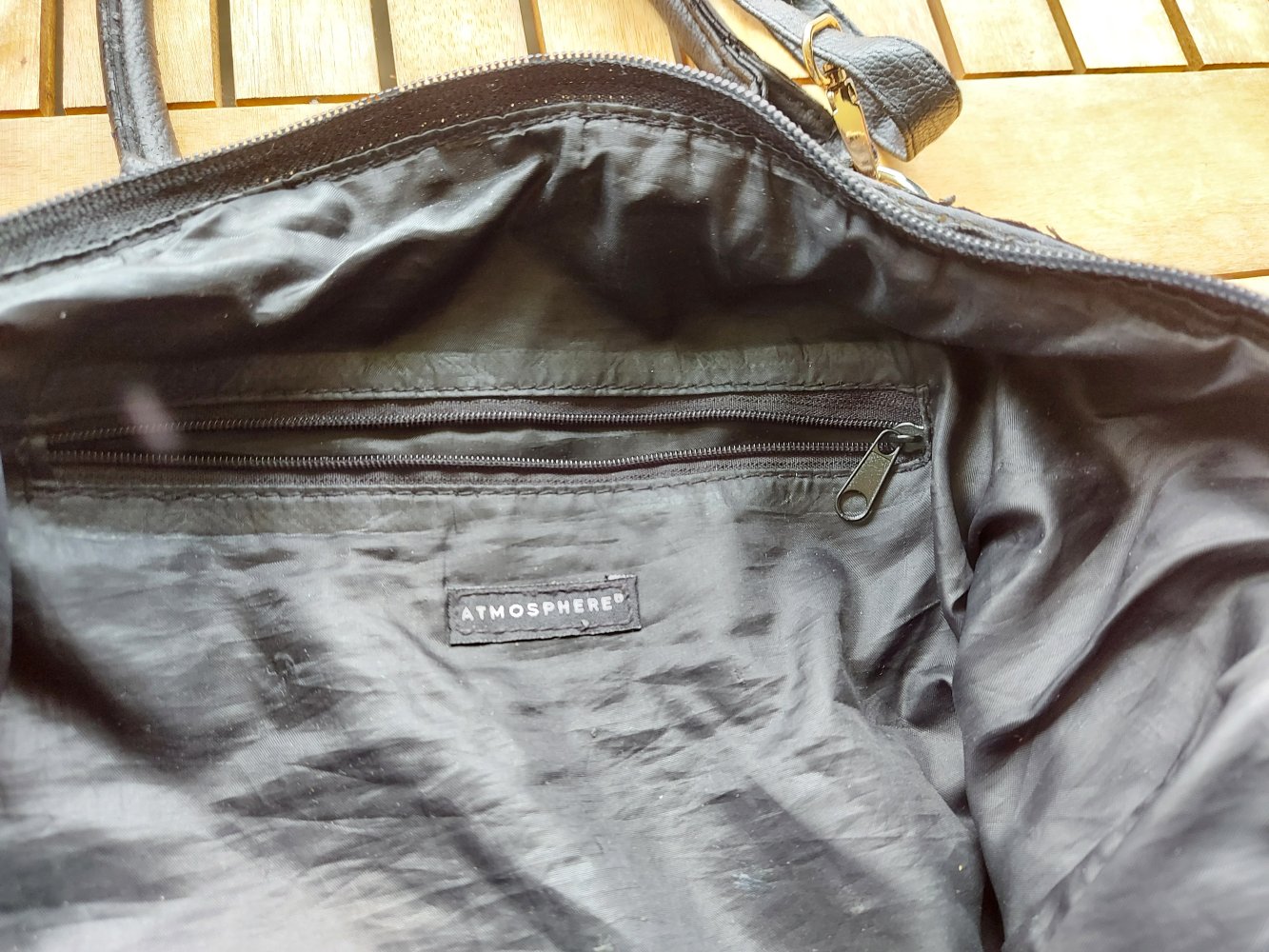 schwarze Handtasche mit Reißverschlüssen und Innentasche