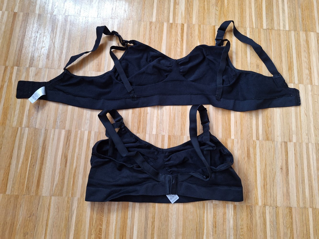 2 schwarze Still-BHs, Gr. XL, ohne Bügel