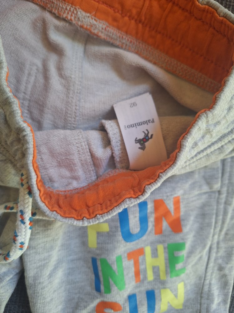 Graue Shorts 