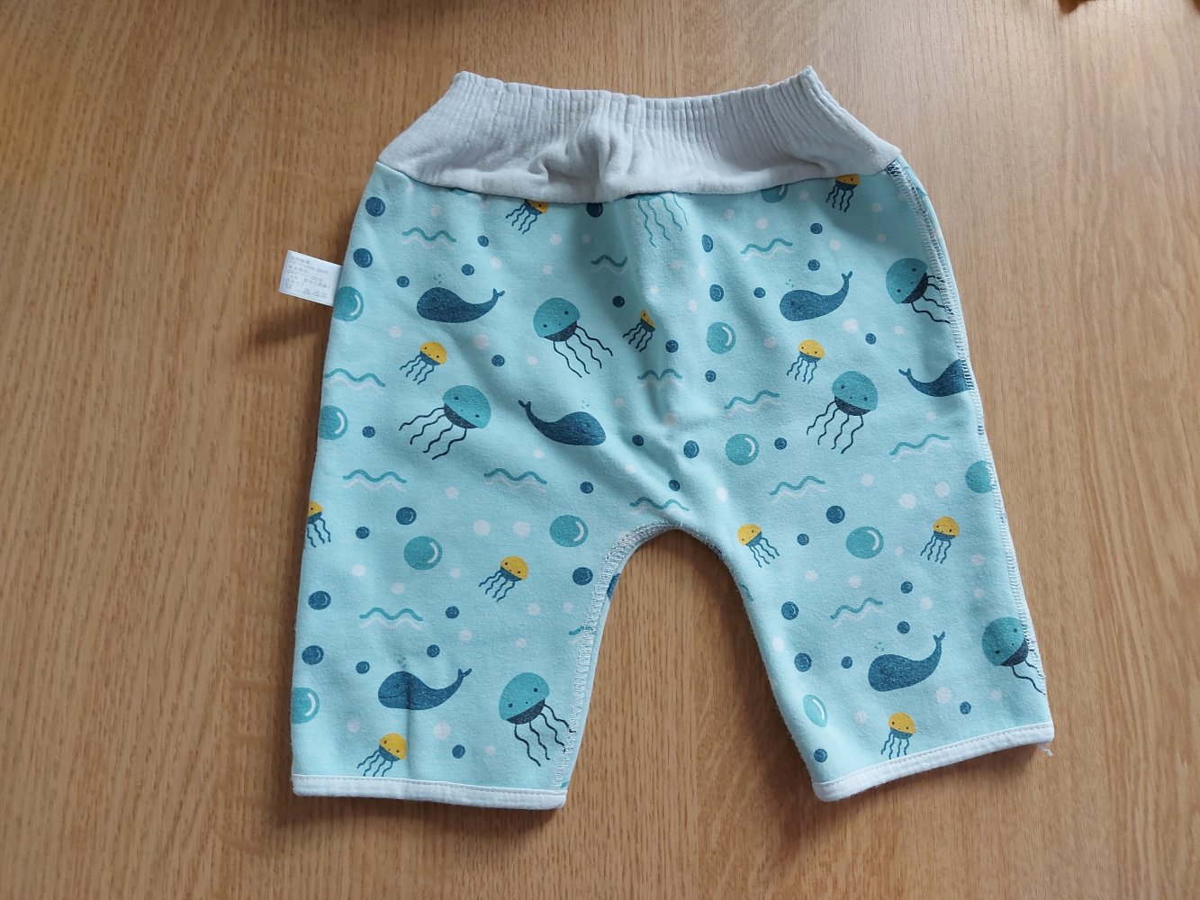 türkise weite Babyhose mit Meerestieren (Wale und Quallen)