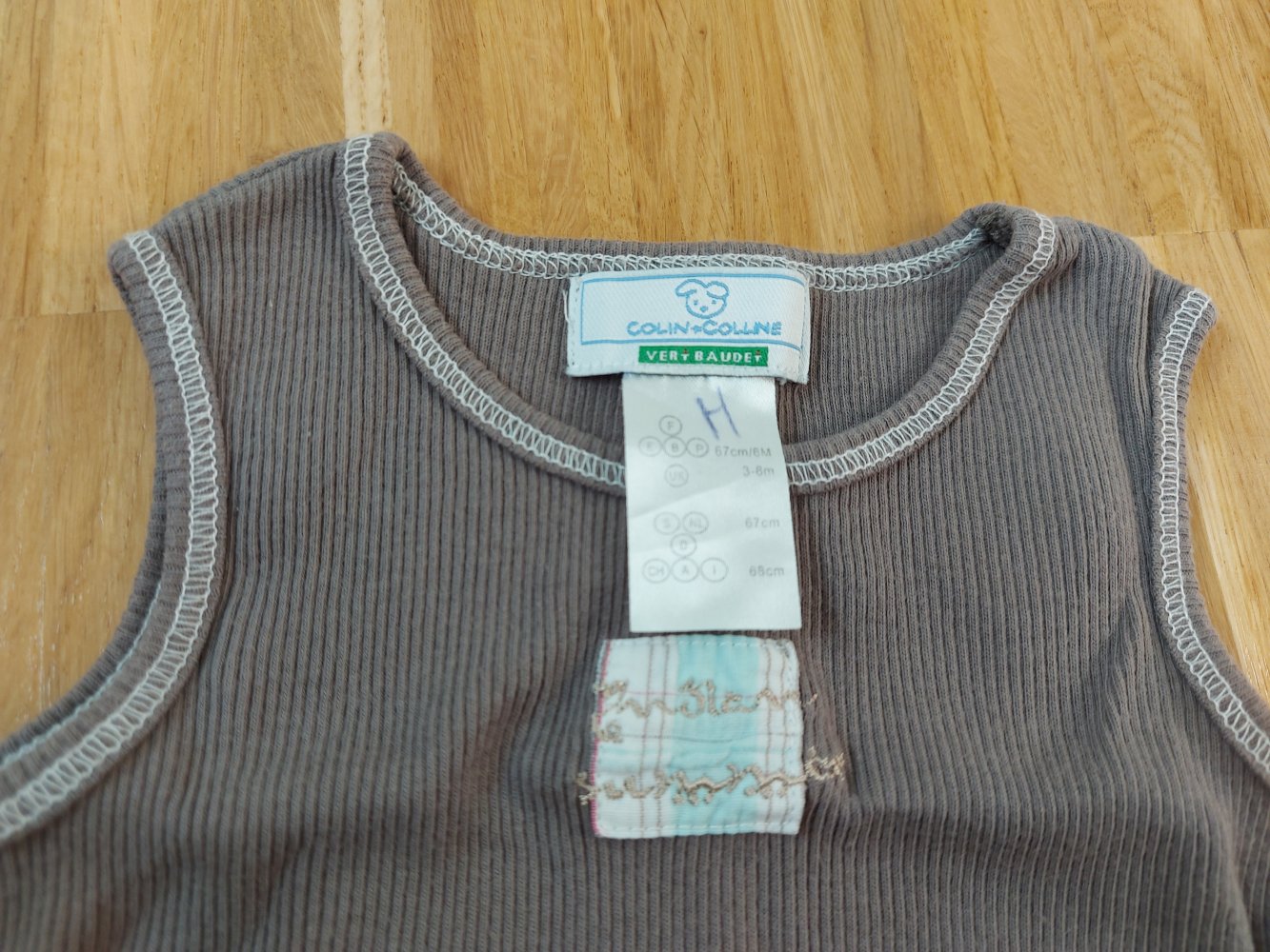 kurzes Sommeroutfit, bestehend aus kurzer Jeans und Achselshirt, Gr. 68
