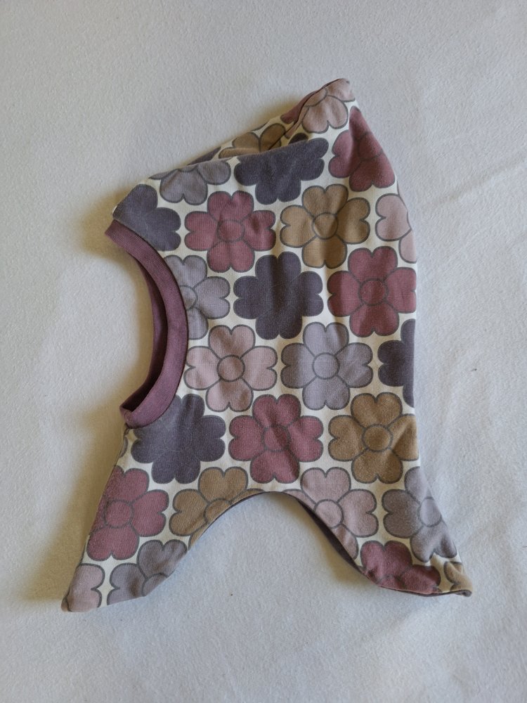lila Balaklava mit Blumen