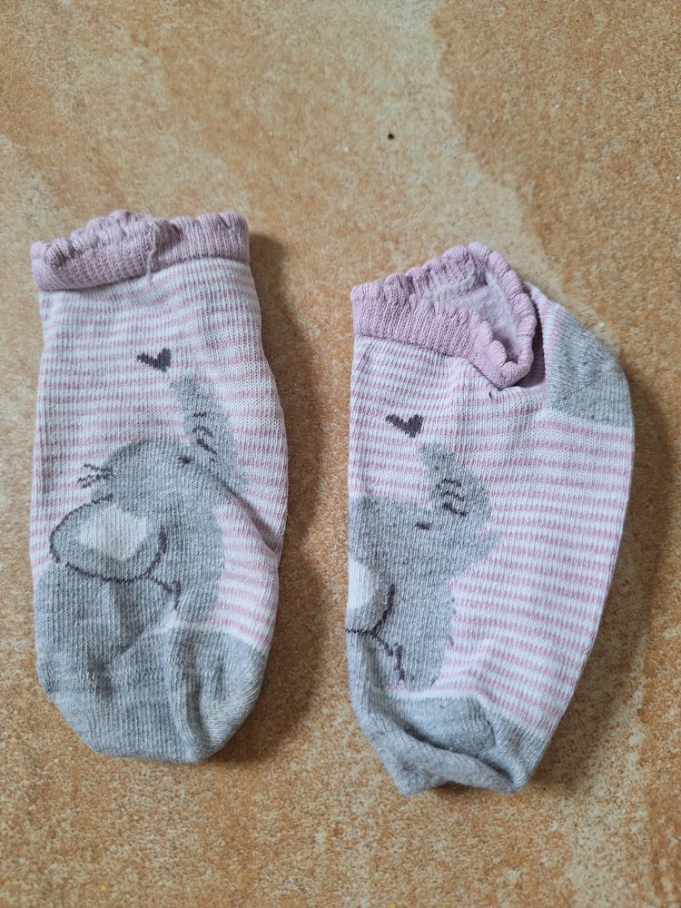 Niedliche rosa Söckchen mit Elefanten und Rüschen, Gr. 86-92