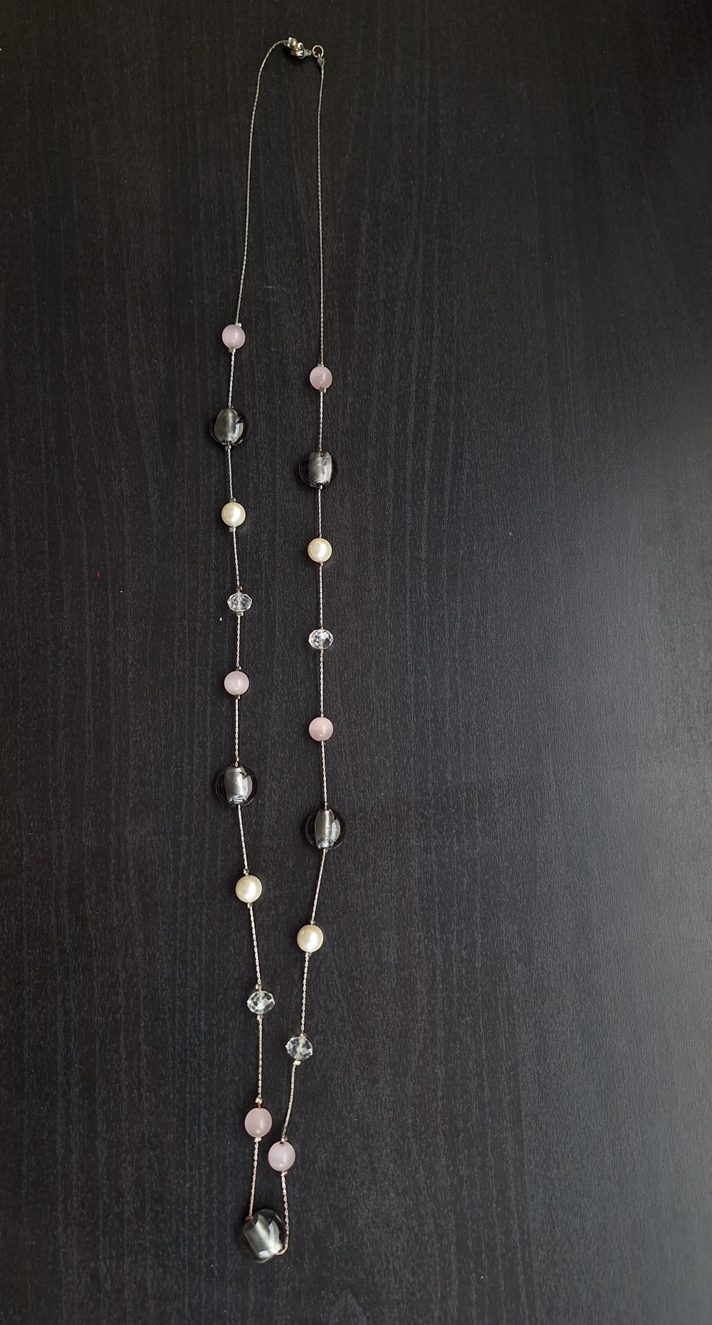 Lange Modeschmuck-Halskette mit rosa, schwarzen und silber Perlen