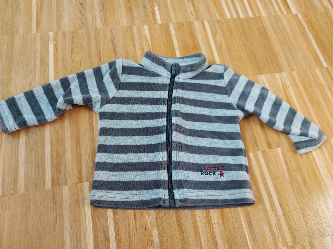 kuschelige grau gestreifte Babyjacke Gr. 62/68