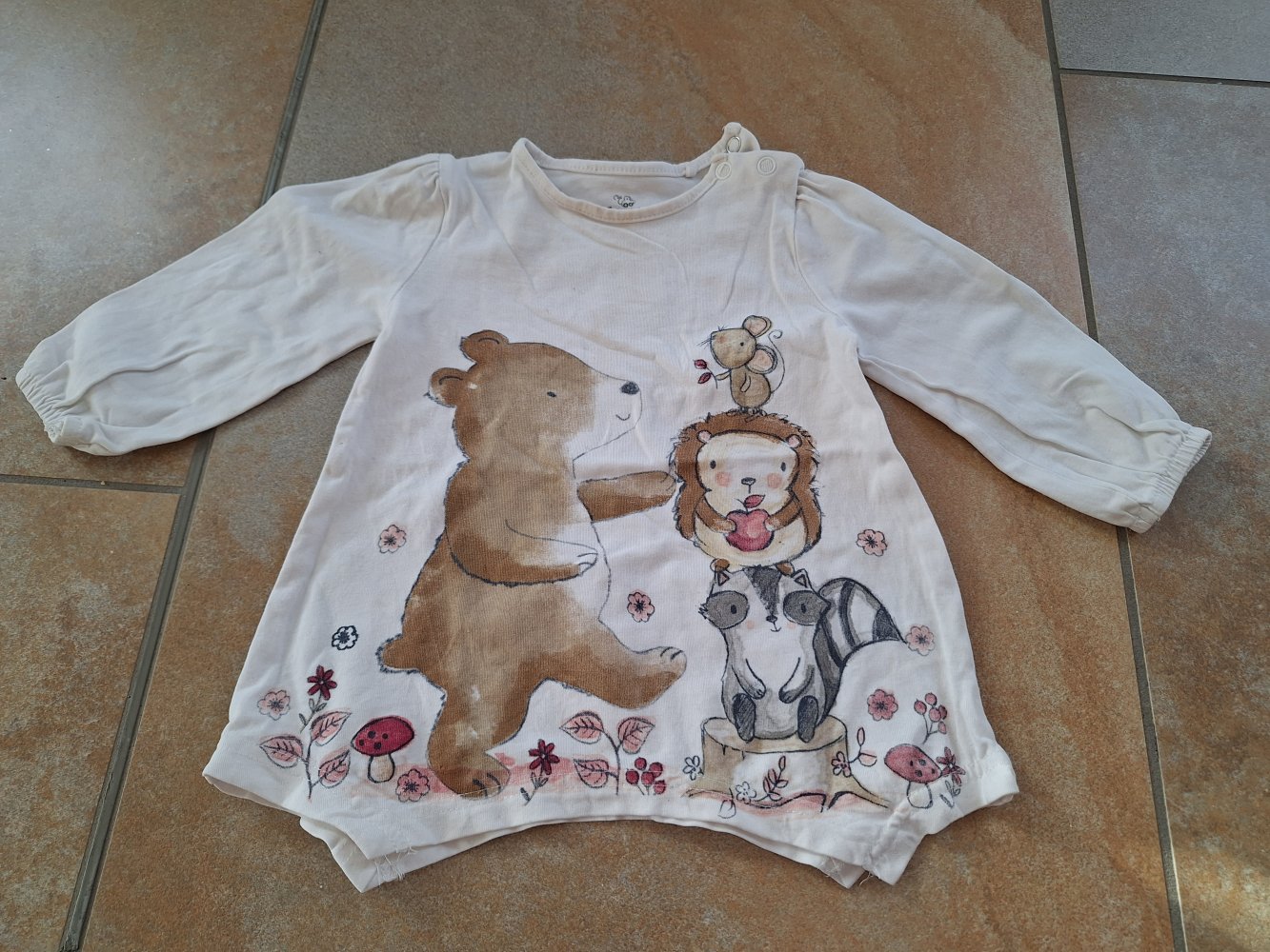 Schön geschnittener Pullover mit süßen Wilditeren, Gr. 80