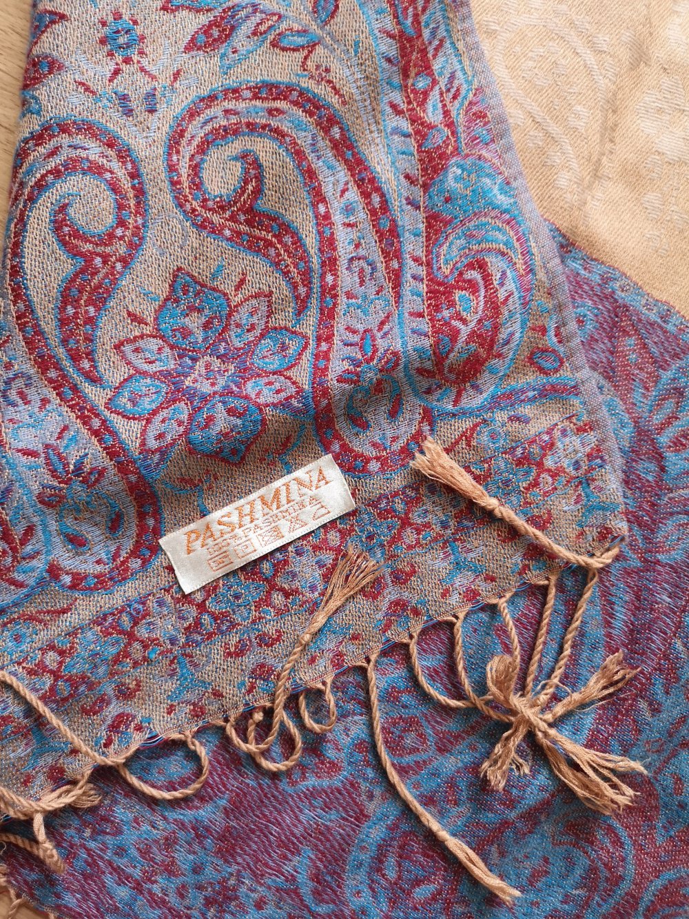 beiger Pashmina-Schal mit blau-lila Muster an den Enden