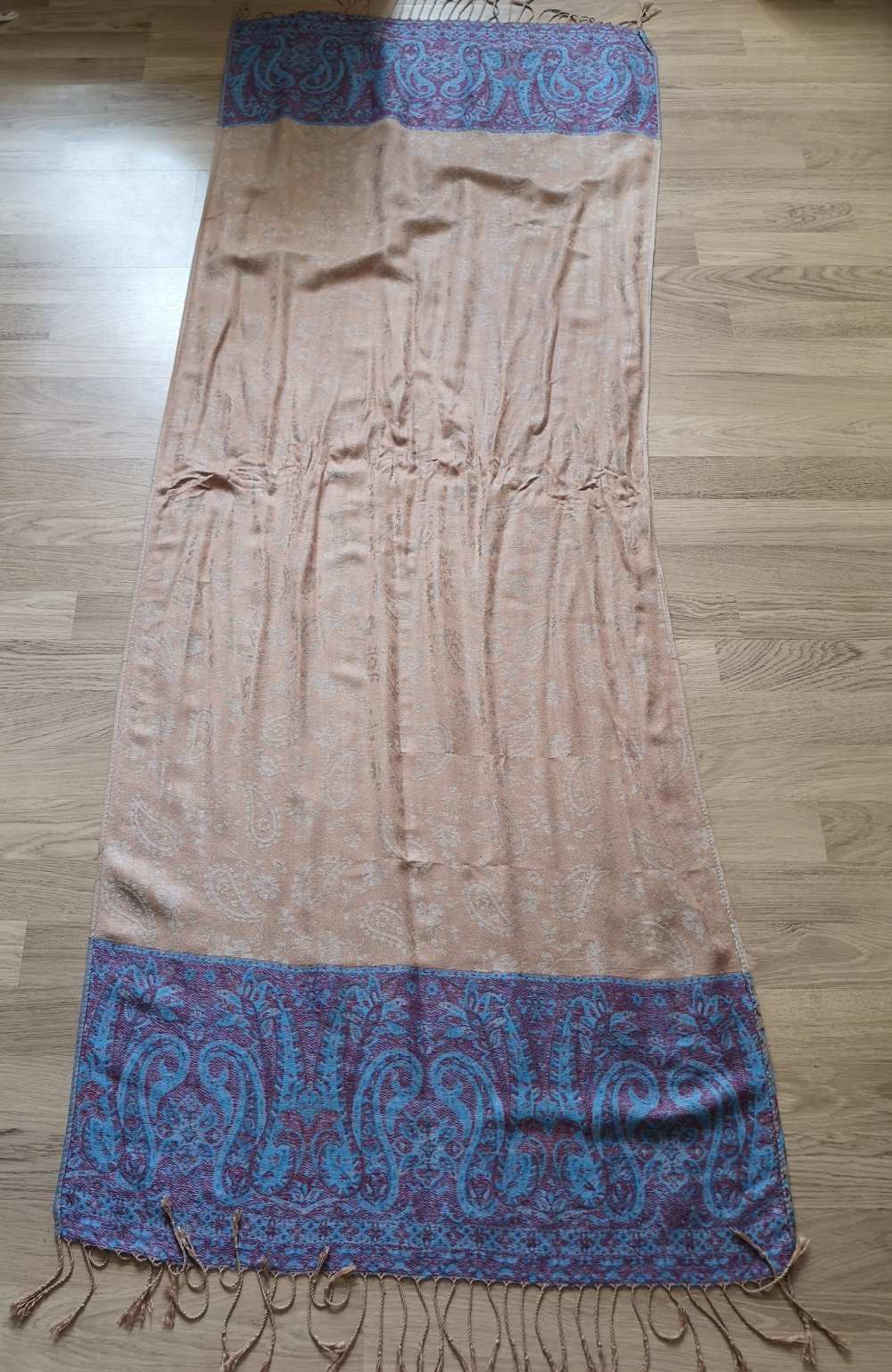 beiger Pashmina-Schal mit blau-lila Muster an den Enden