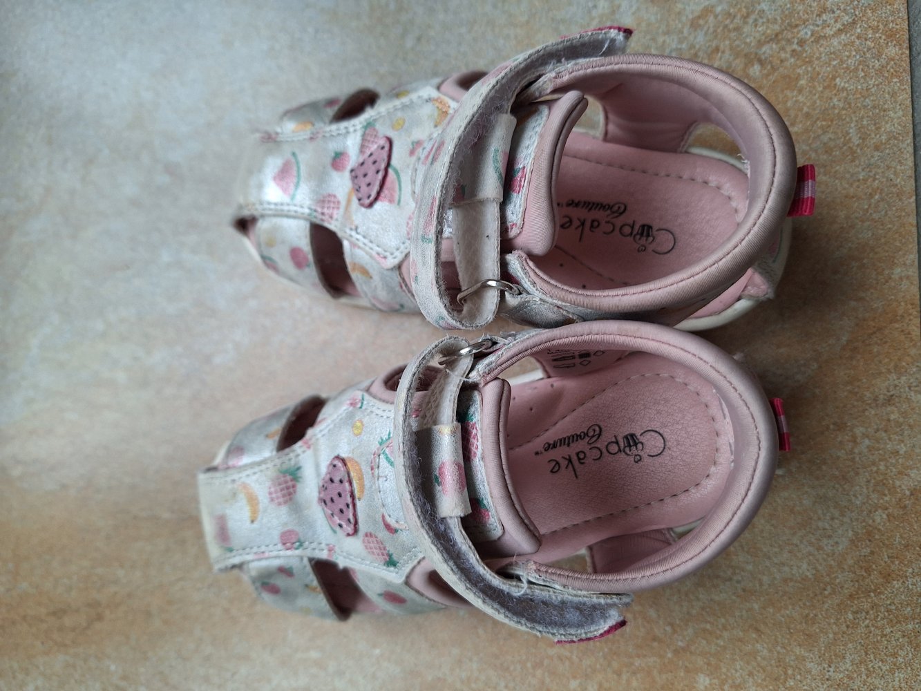 weiß-silber-rosa Sandalen mit Melonen und Erdbeeren, Gr. 24