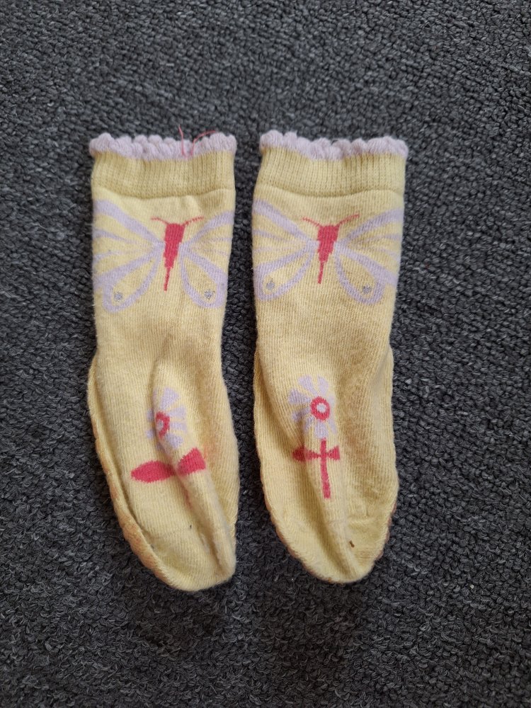 Gelbe Stoppersocken mit Schmetterlingen, Gr. 19-20