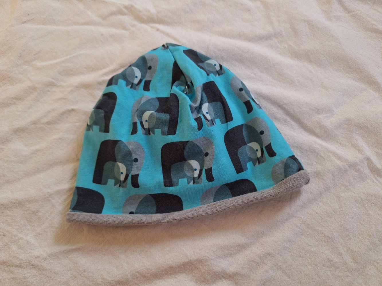 Blaue Mütze mit Elefanten
