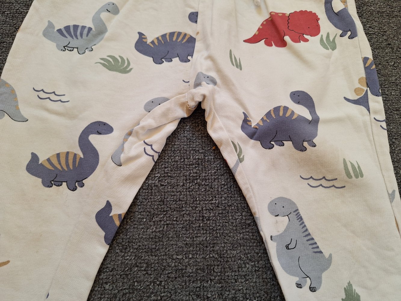 Bequeme Dino-Jogginghose, Gr. 92