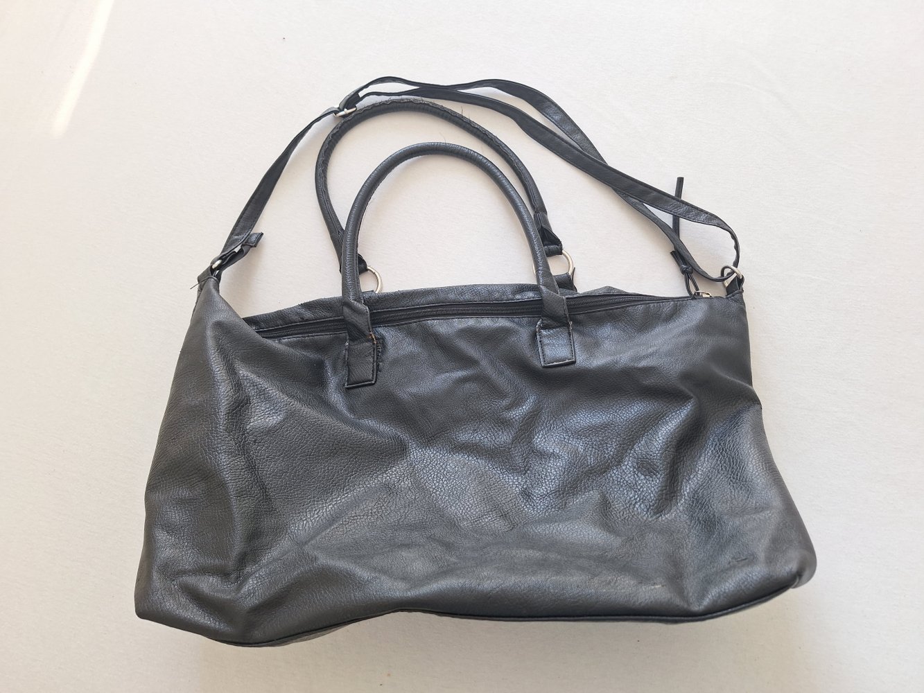 schwarze Shopper Bag mit unterschiedlichen Trägern