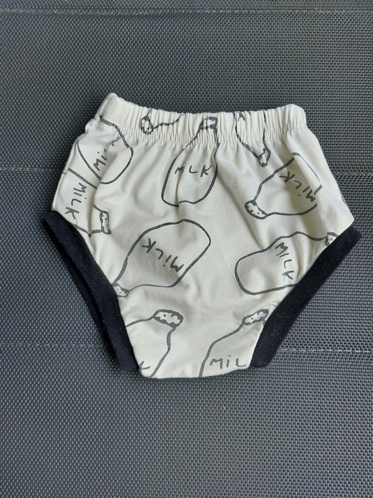 schwarz-weißer Milk-Baby-Slip