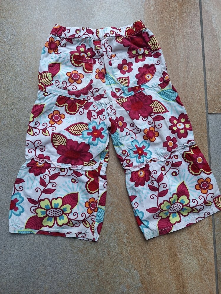 Blumenhose, Gr. 86 ausgestellte Sommerhose mit bunten Blumen