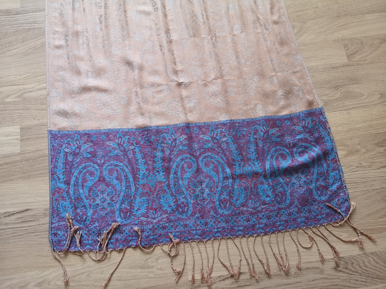 beiger Pashmina-Schal mit blau-lila Muster an den Enden