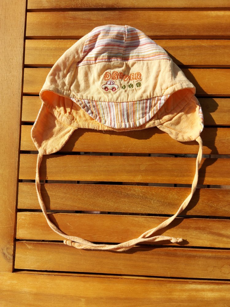 hellorangefarbener Sommerhut mit Schirmchen für Babys mit Schnüren, Gr. 50 / Schirmmütze