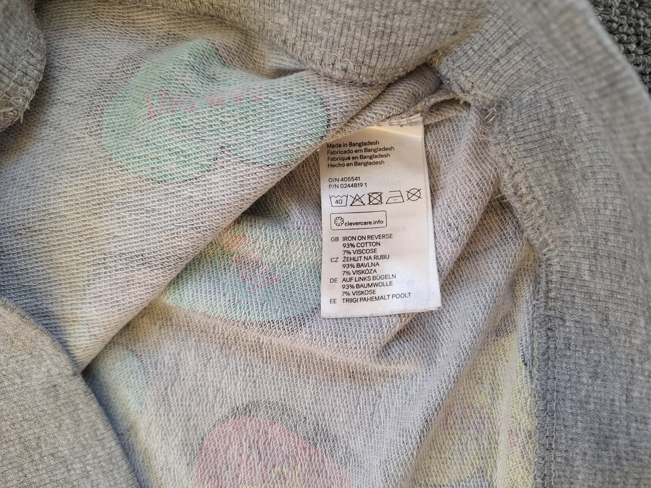 Grauer Pullover mit pastell Herzen mit Beleidigungen, Gr. S