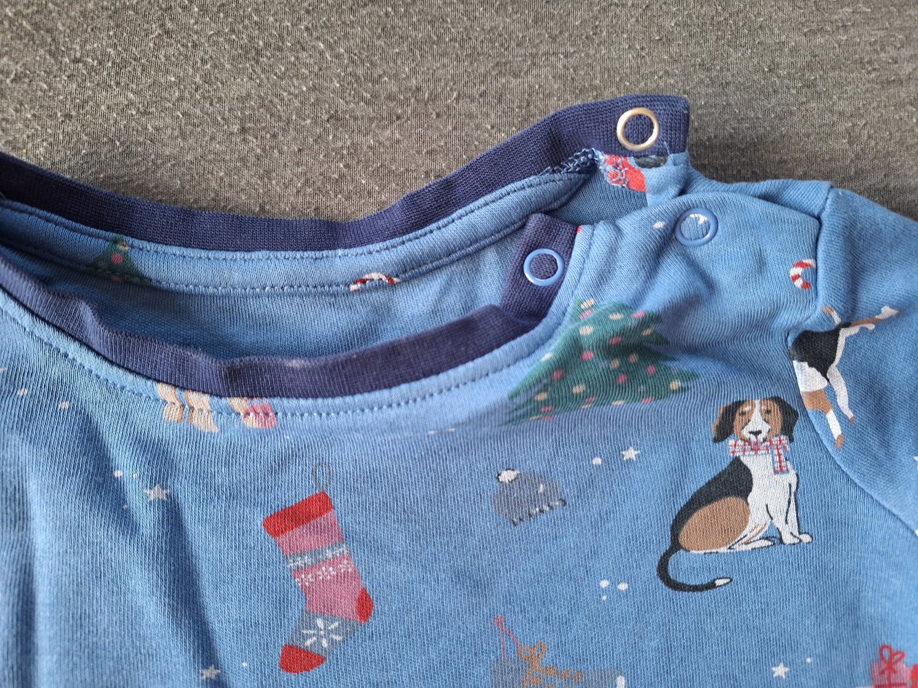 Blauer Weihnachtspullover mit Hunden und Weihnachtsmotiven, Gr. 86/92