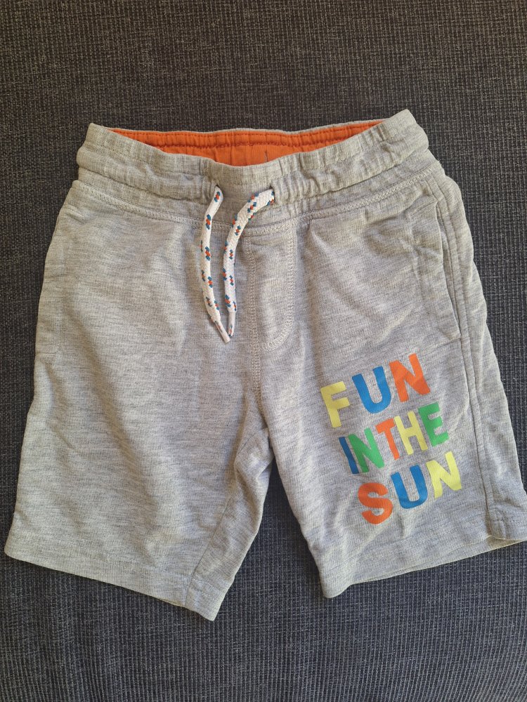 Graue Shorts 
