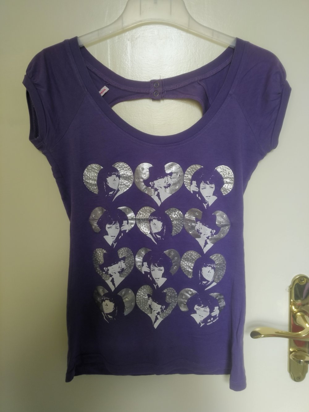 lilafarbenes T-Shirt mit Silberprint und Rückenausschnitt Gr. 36 