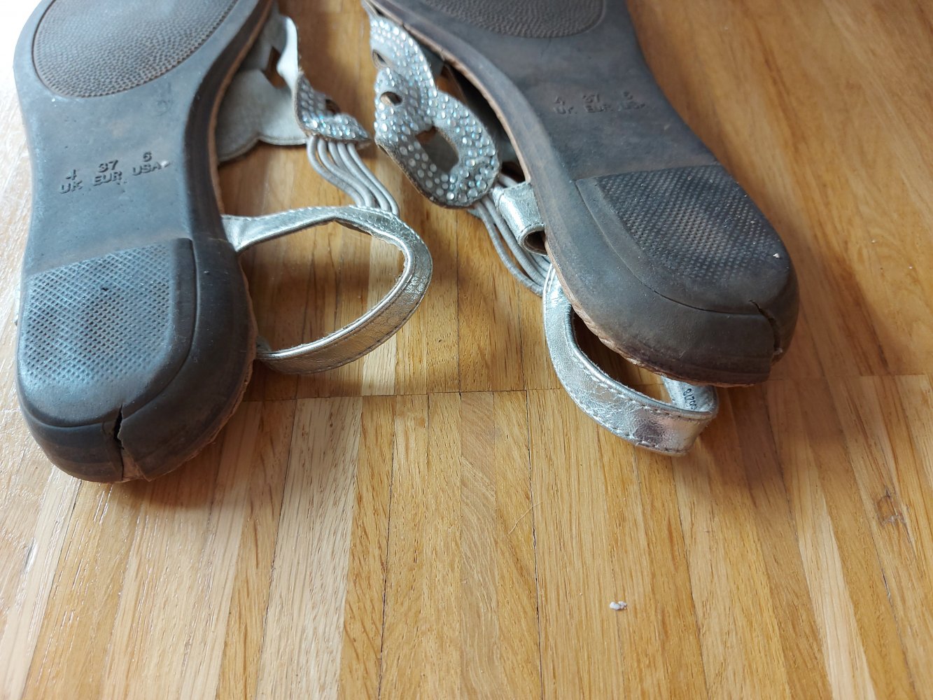 Silberne Zehentrenner/Flip Flops, Gr. 37 getragen