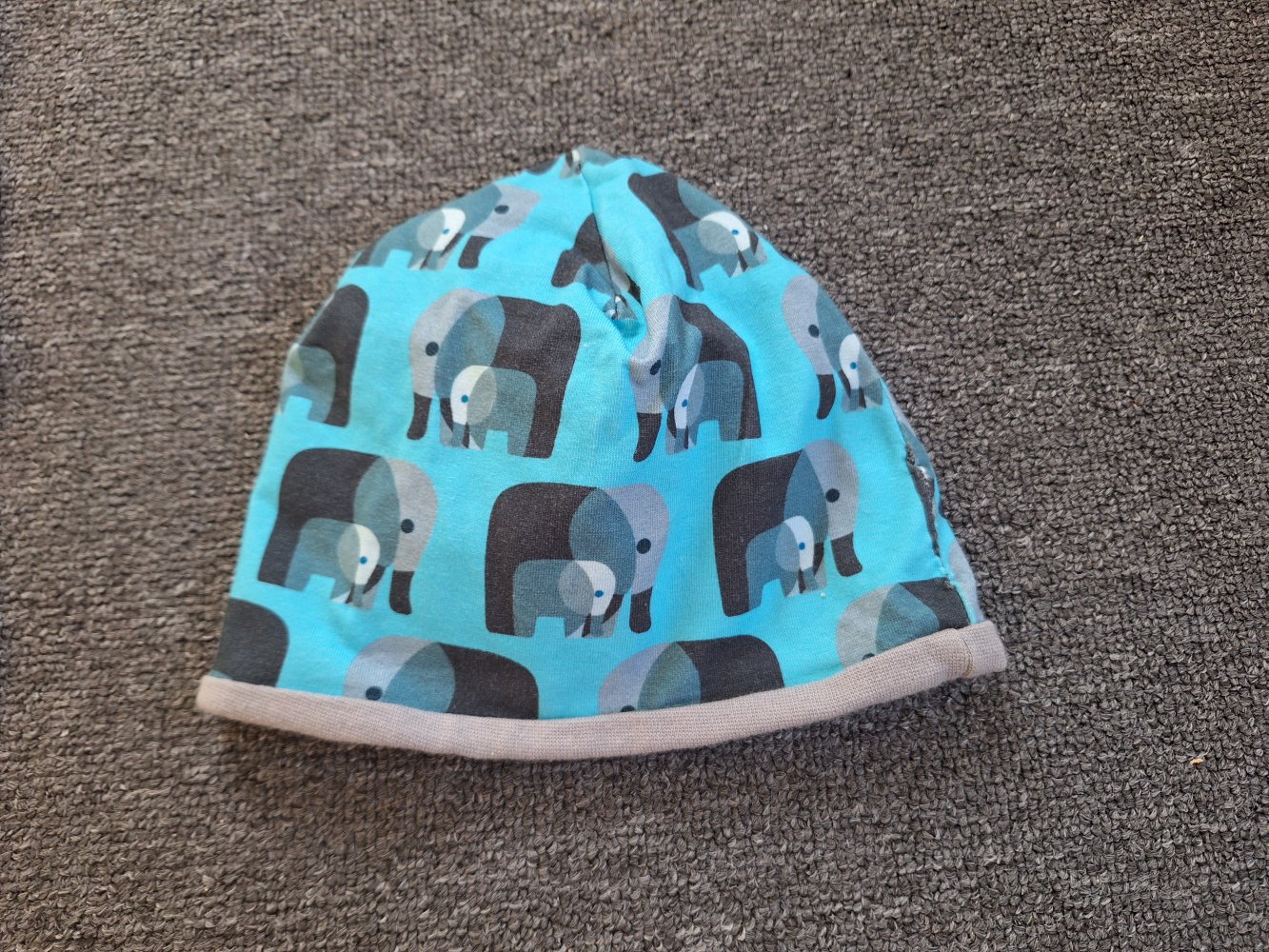 Blaue Mütze mit Elefanten