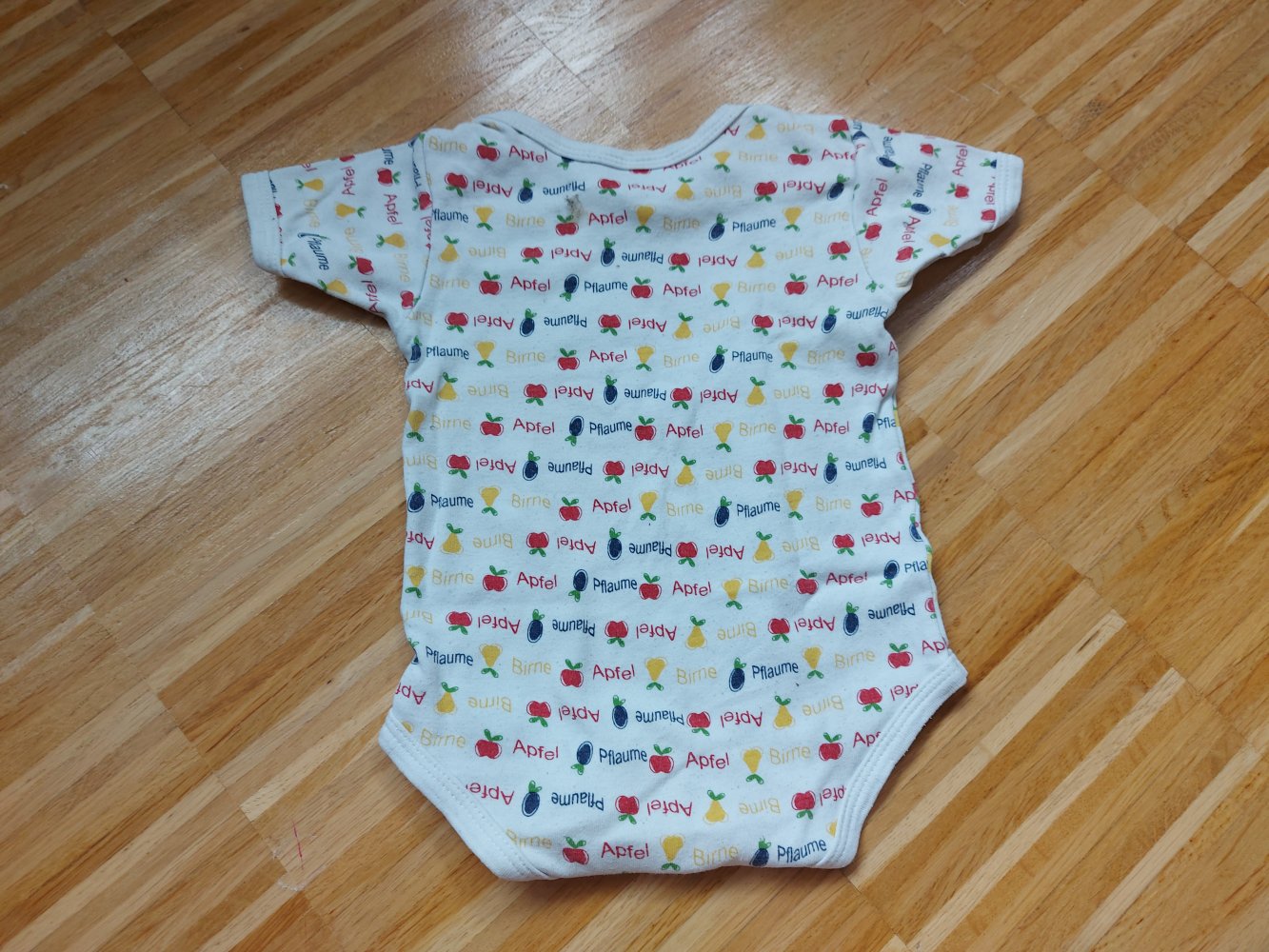 Niedlicher Kurzarmbody mit Äpfel, Birnen und Pflaumen, Gr. 80