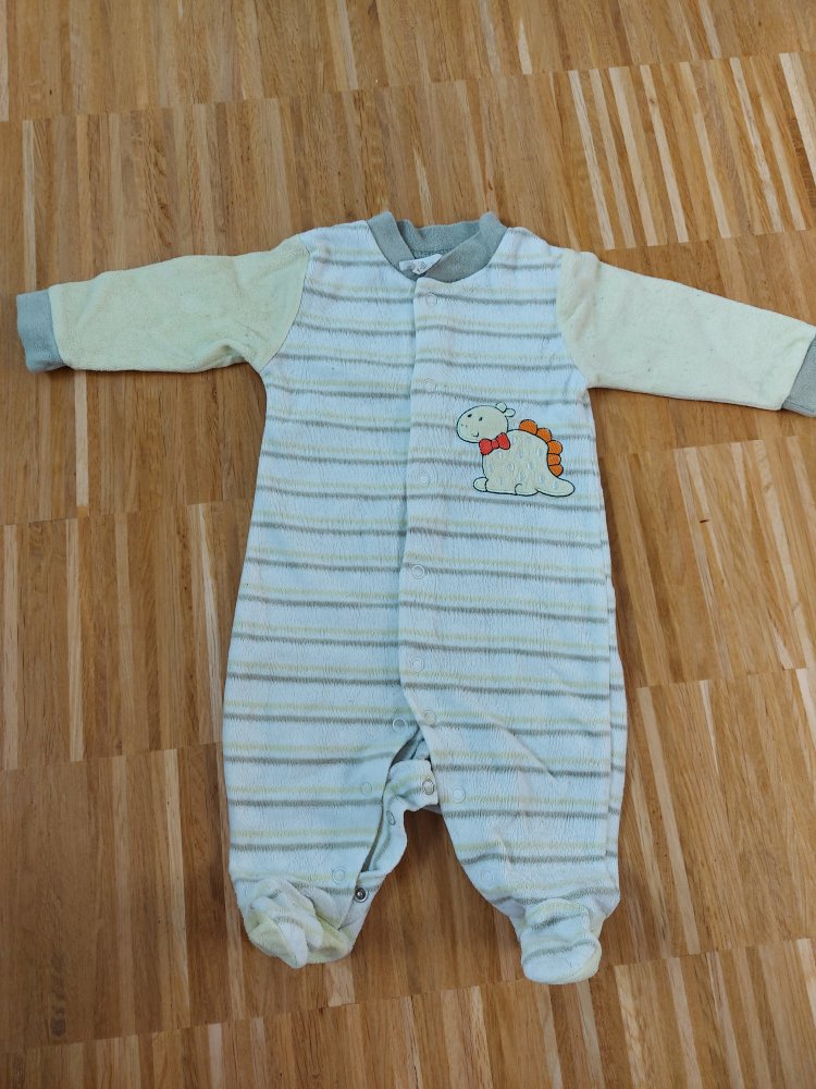 grün-weiß gestreifter Babyschlafanzug  mit Dino Gr. 62
