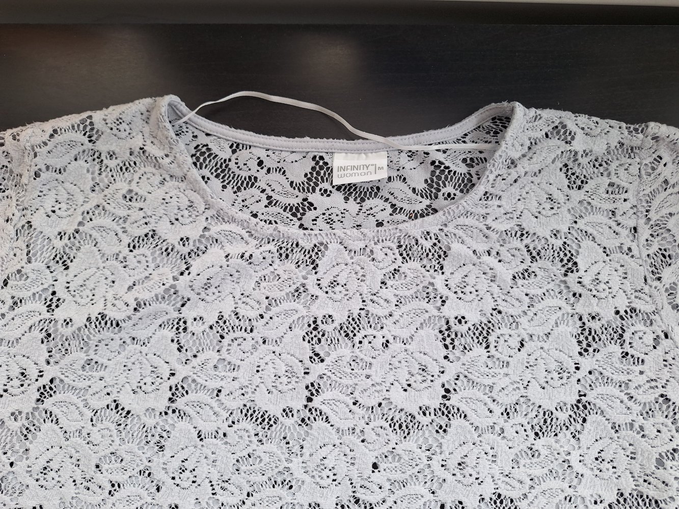 graues T-Shirt mit transparentem Spitzen-Blumenmuster Gr. M