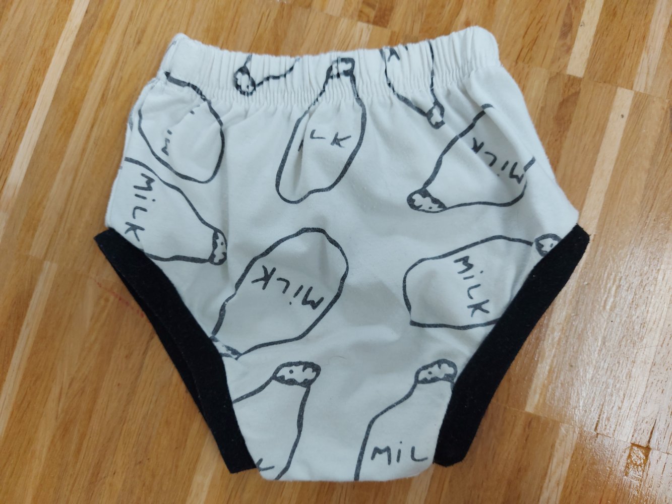 schwarz-weißer Milk-Baby-Slip