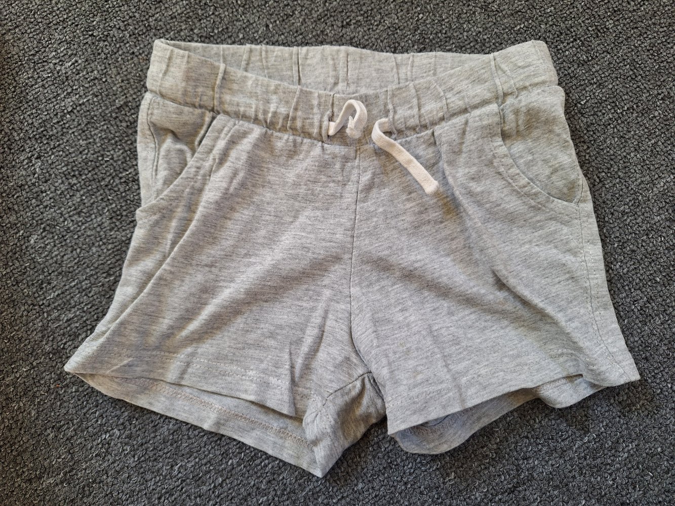 graue kurze Hose / Sommershorts Gr. 80 unisex