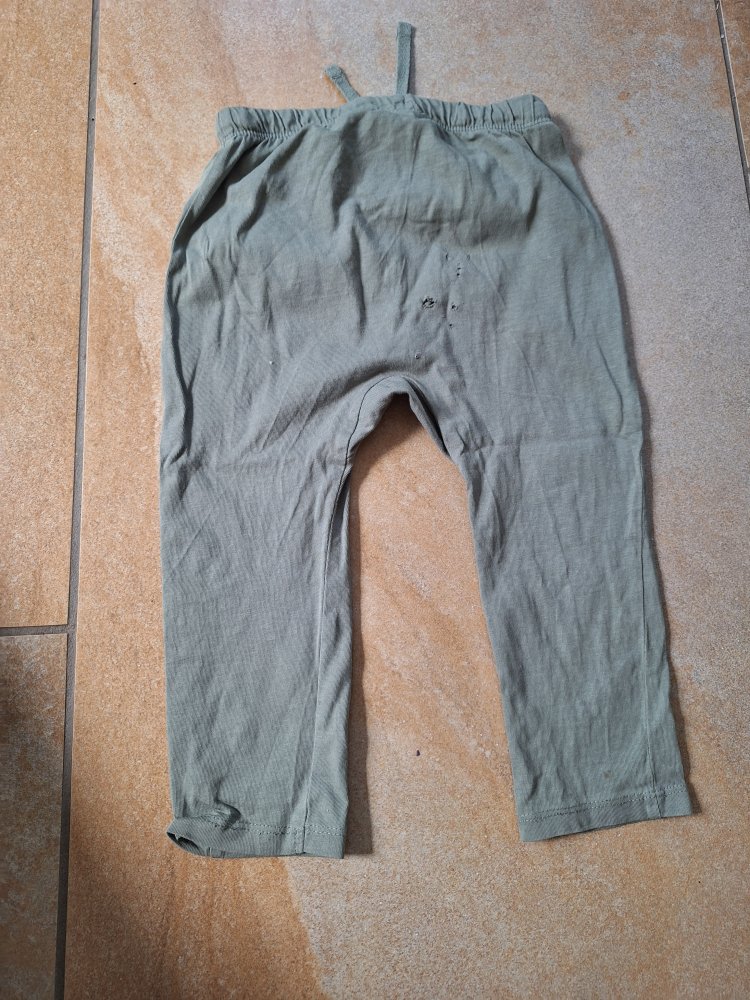dünne khakifarbene Stoffhose, Gr. 92 mit Löchern hinten! unisex